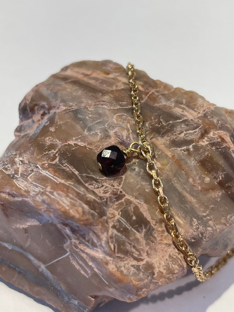 Vergulde armband met geboortesteen granaat voor de maand januari