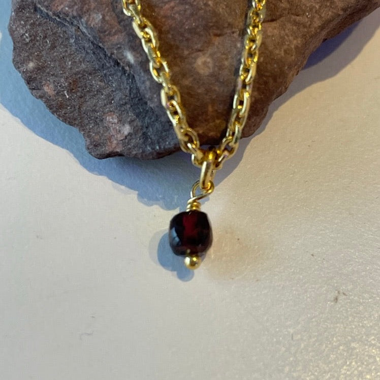 vergulde ketting met geboortesteen januari granaat