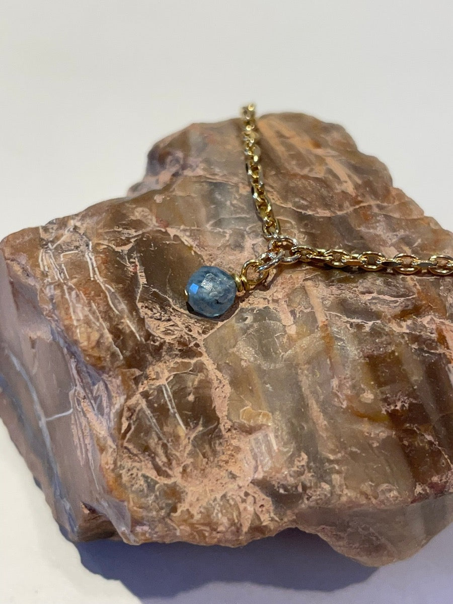 vergulde armband met aquamarijn geboortesteen maart