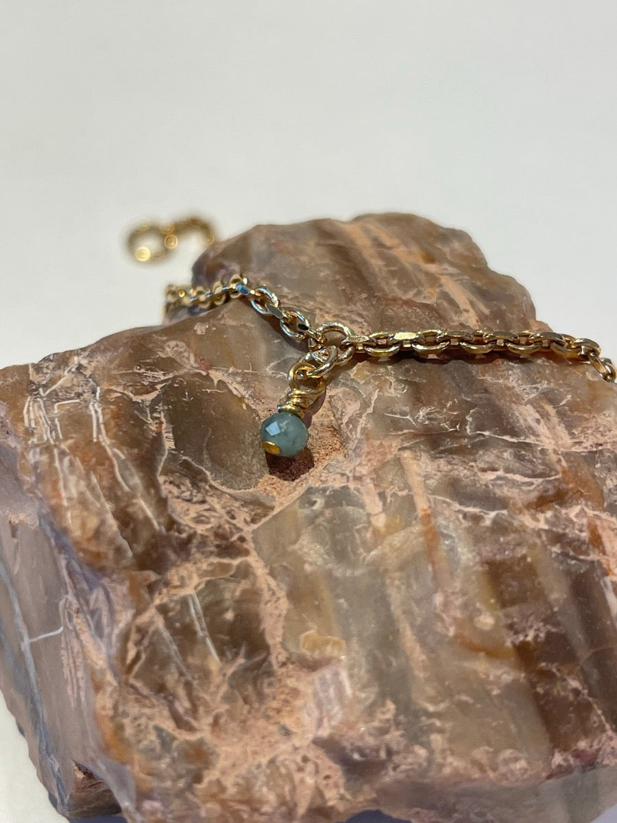 vergulde armband met smaragd geboortesteen mei
