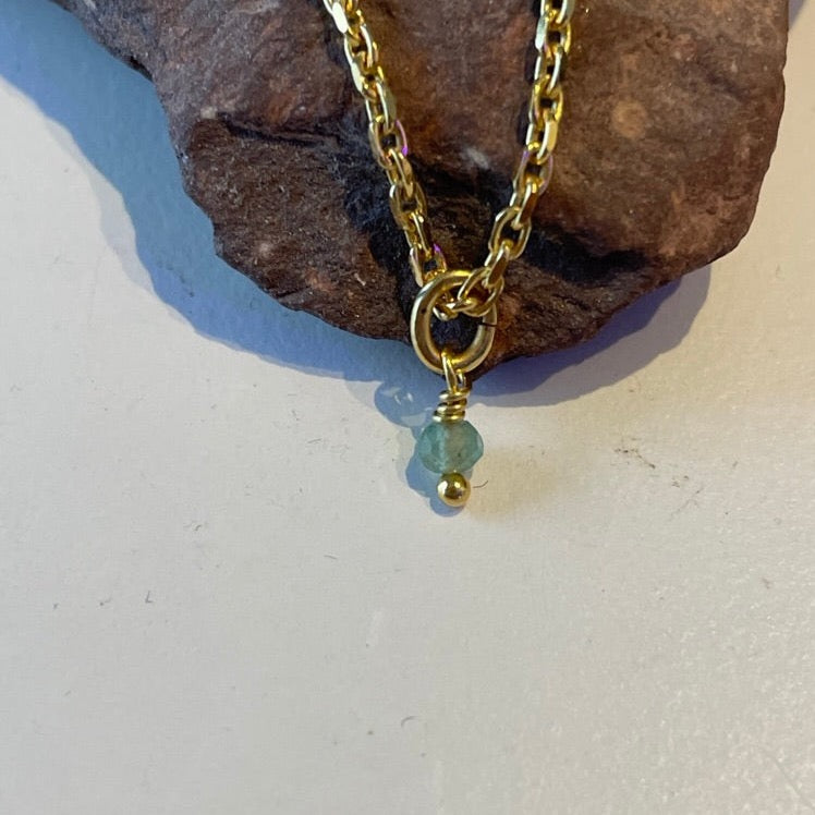 vergulde ketting met geboortesteen mei smaragd
