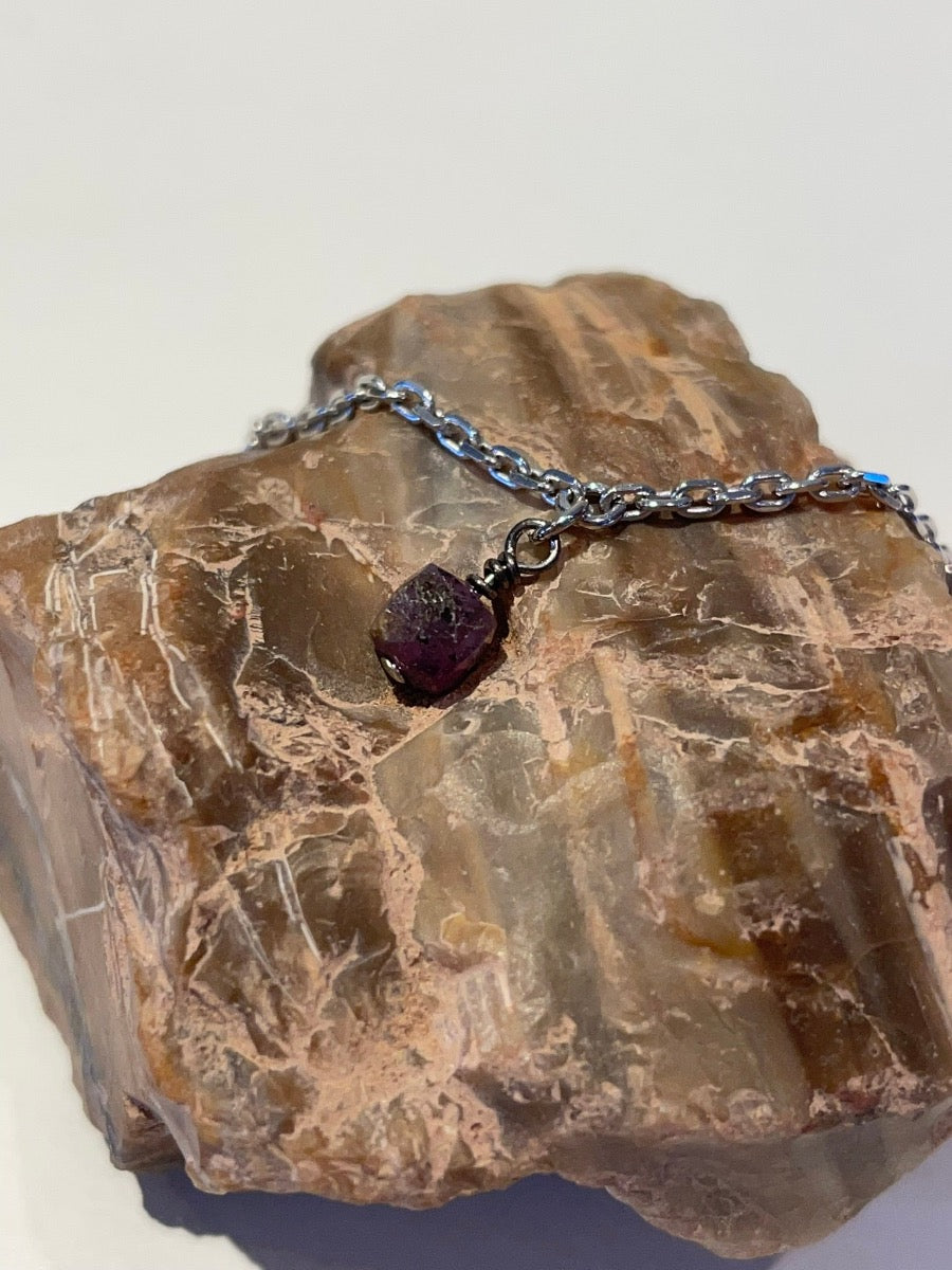 zilveren armband met robijn geboortesteen juli