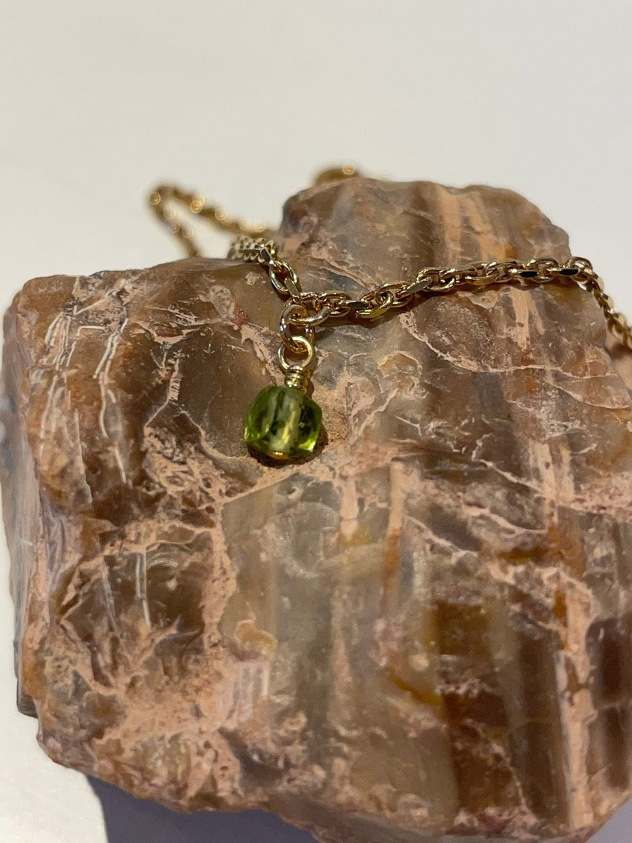 vergulde armband met peridoot geboortesteen augustus