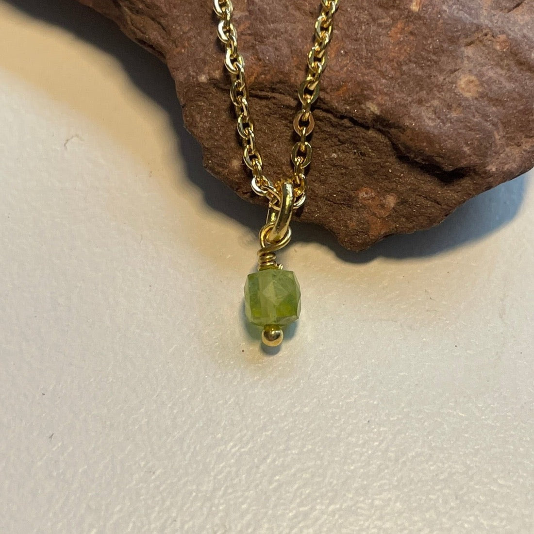 vergulde ketting met geboortesteen augustus peridoot