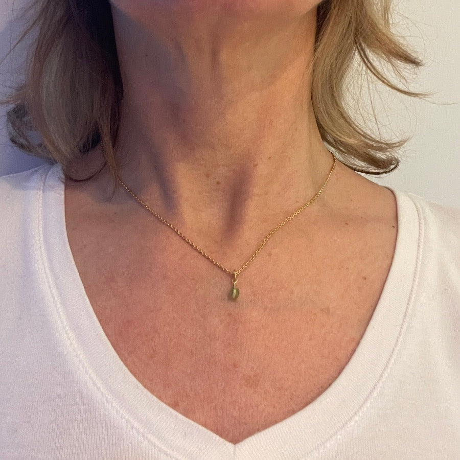 Vergulde ketting met geboortesteen Peridoot op hals