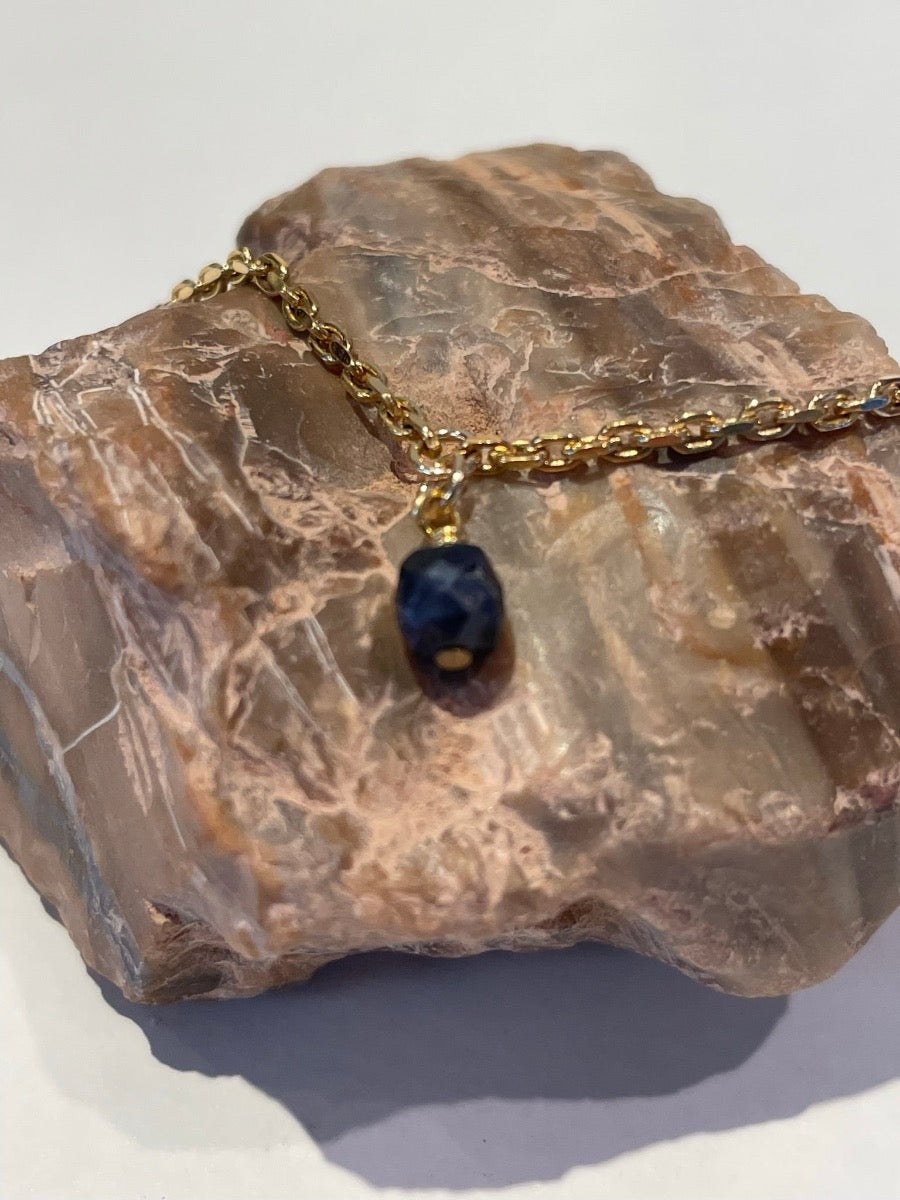 vergulde armband met blauwe saffier geboortesteen september
