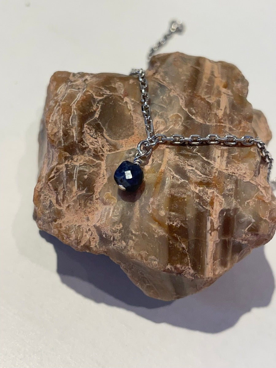 zilveren armband met blauwe saffier geboortesteen september