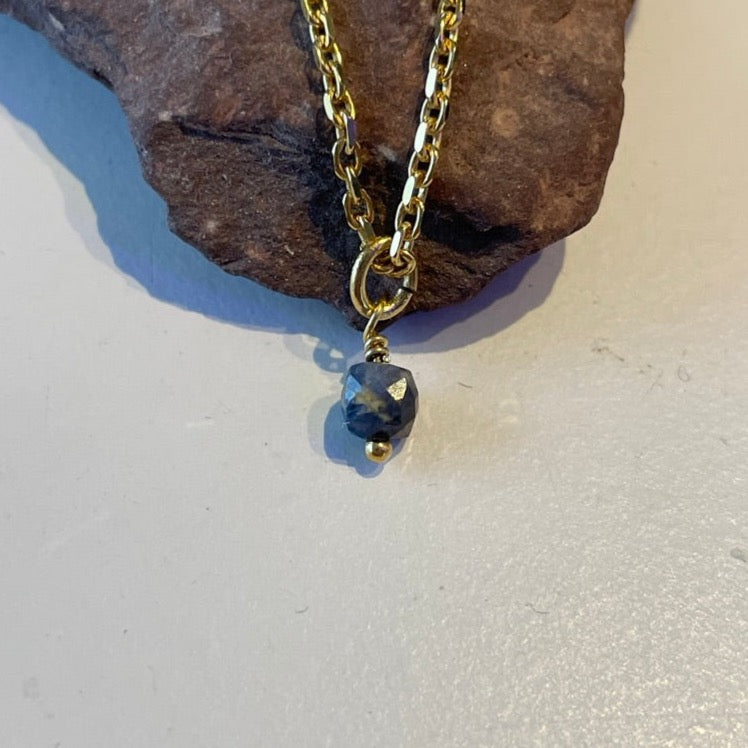 vergulde ketting met geboortesteen september blauwe saffier
