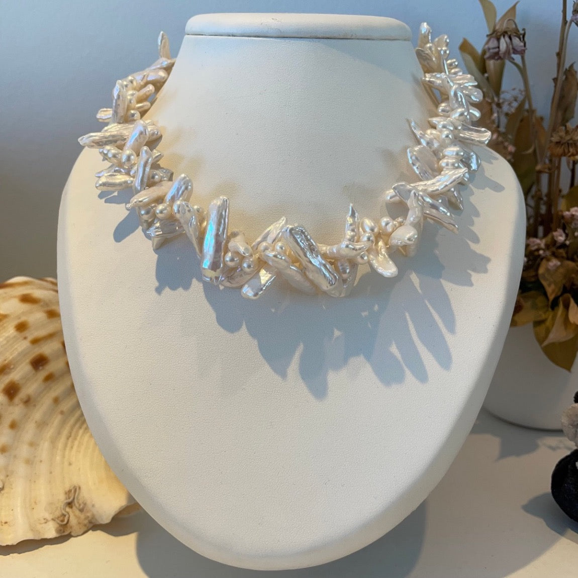 Collier met biwaparels en ei-vormige witte parels