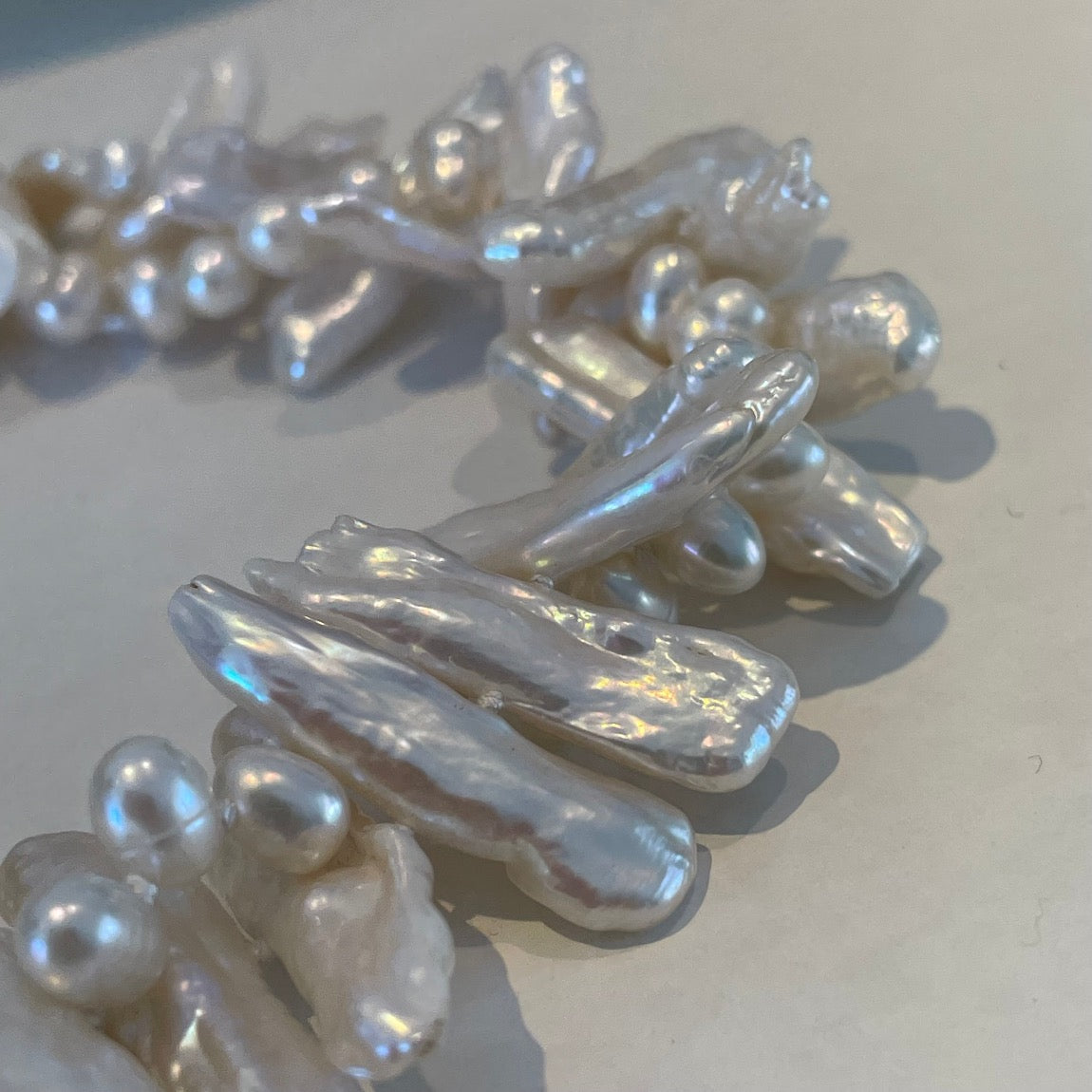 Collier met biwaparels en ei-vormige witte parels closeup