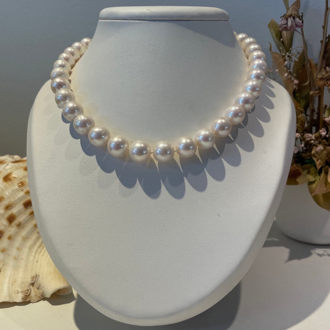 Collier met grote witte parels