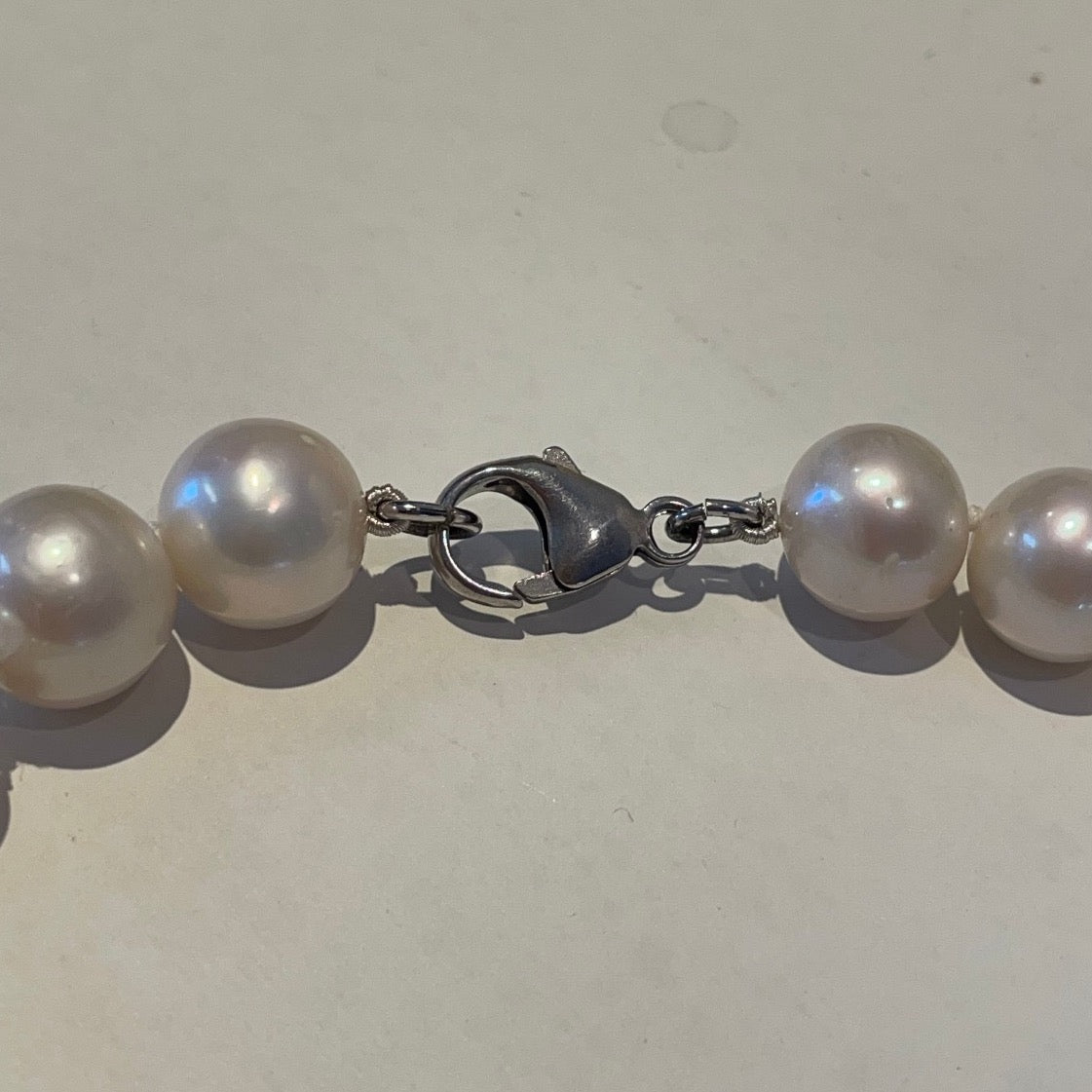 Collier met grote witte parels met zilveren karabijnslot