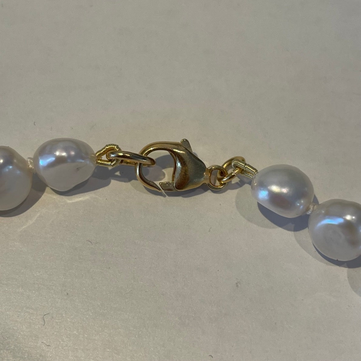 vergulde sluiting met kleine barok parels