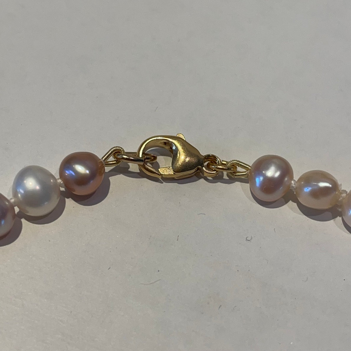 Verguld karabijnslot van Collier met parels in multicolor