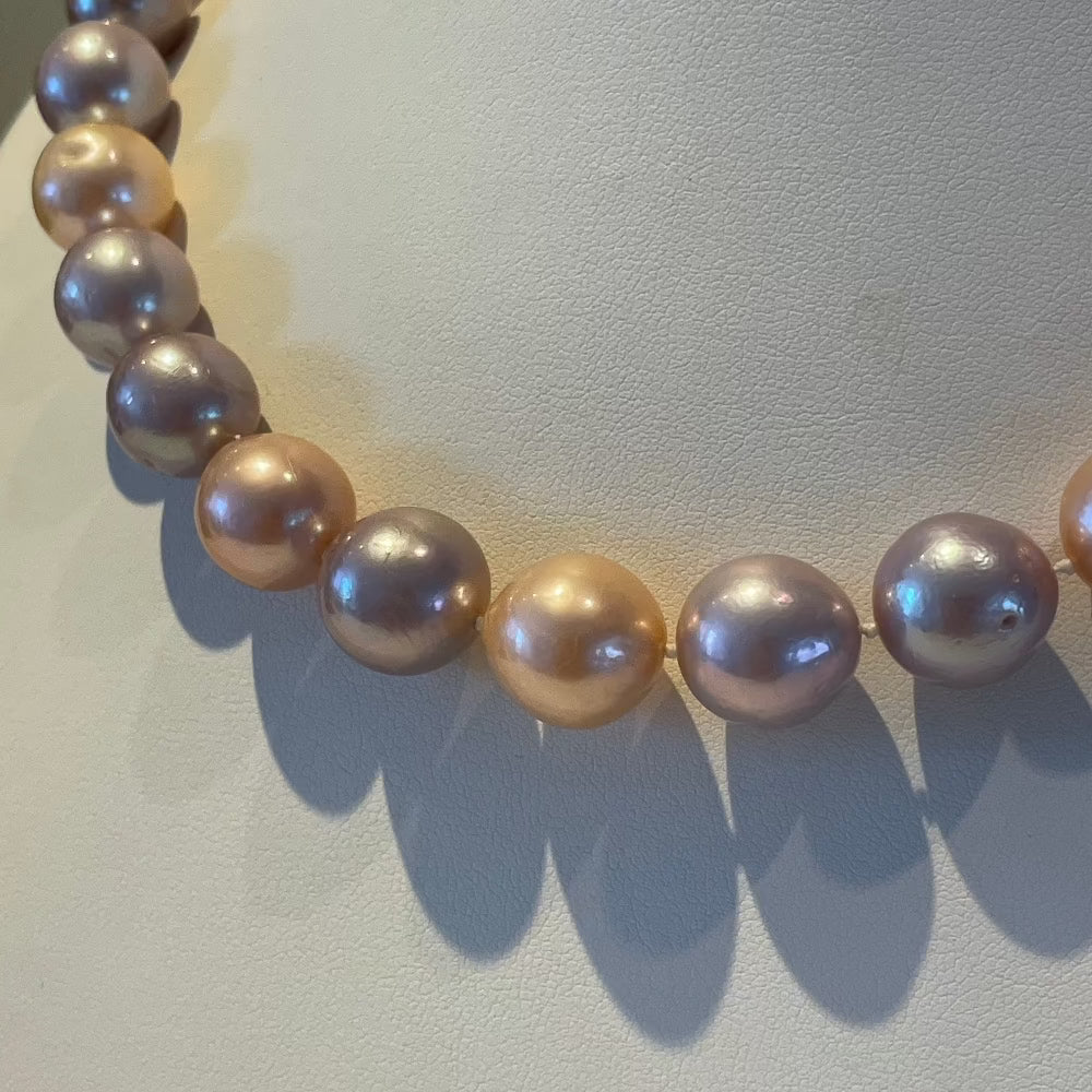 Close up Collier met roze en lavendel zoetwaterparels