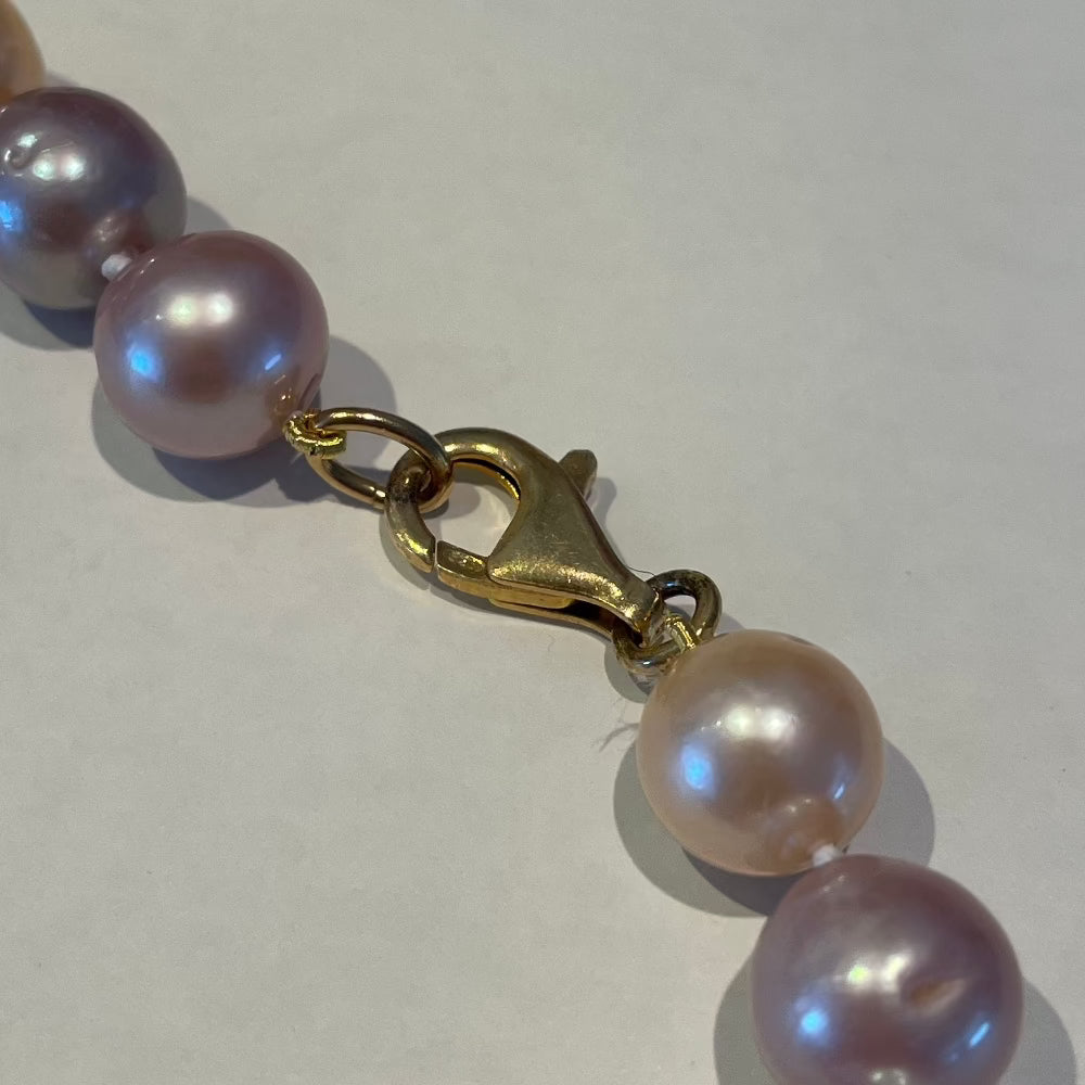 Vergulde sluiting van Collier met roze en lavendel zoetwaterparels