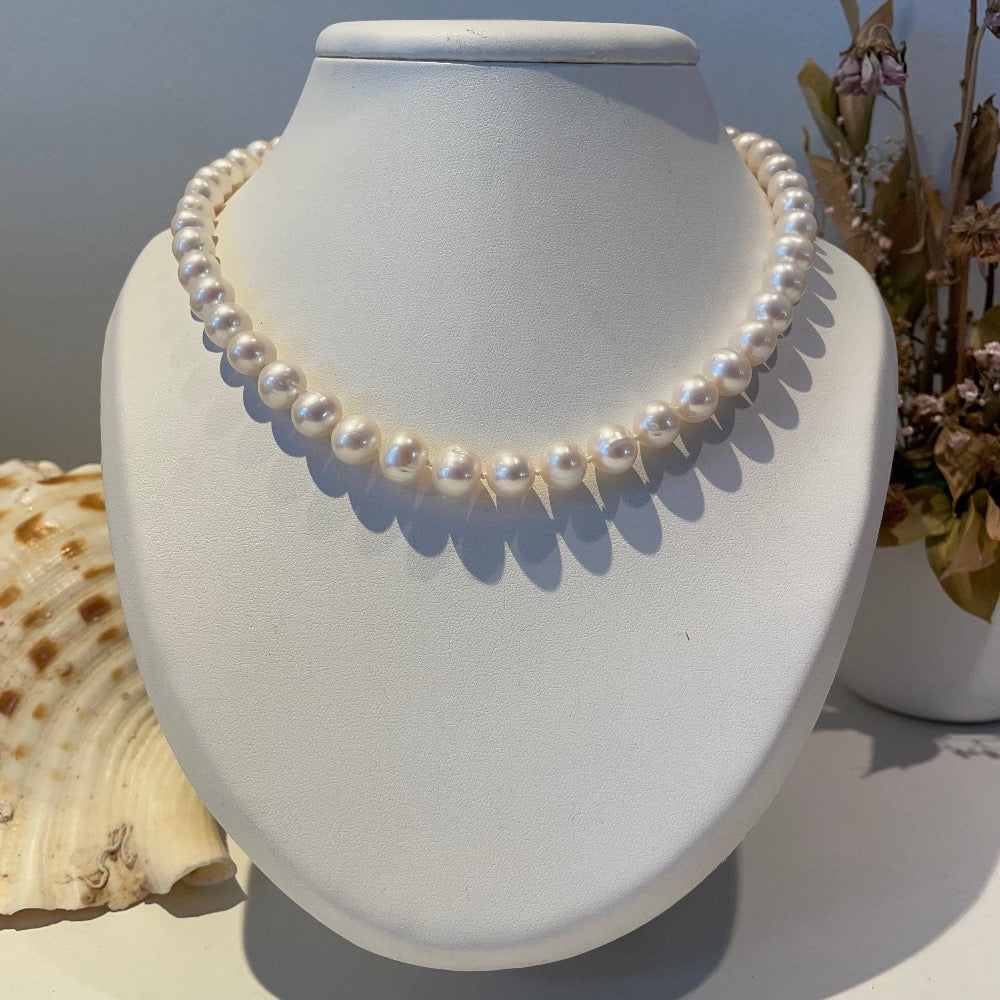 Collier met witte ovalen parels