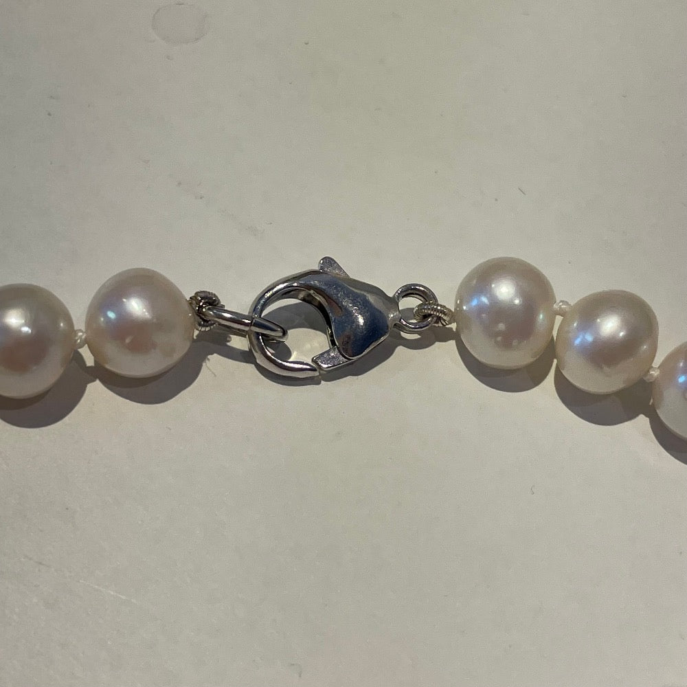 zilveren slot Collier met witte ovalen parels