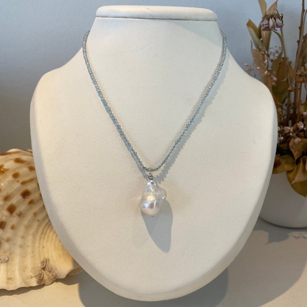 Collier van aquamarijn met barokparel