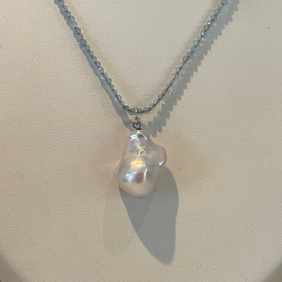 Collier van aquamarijn met barokparel close up