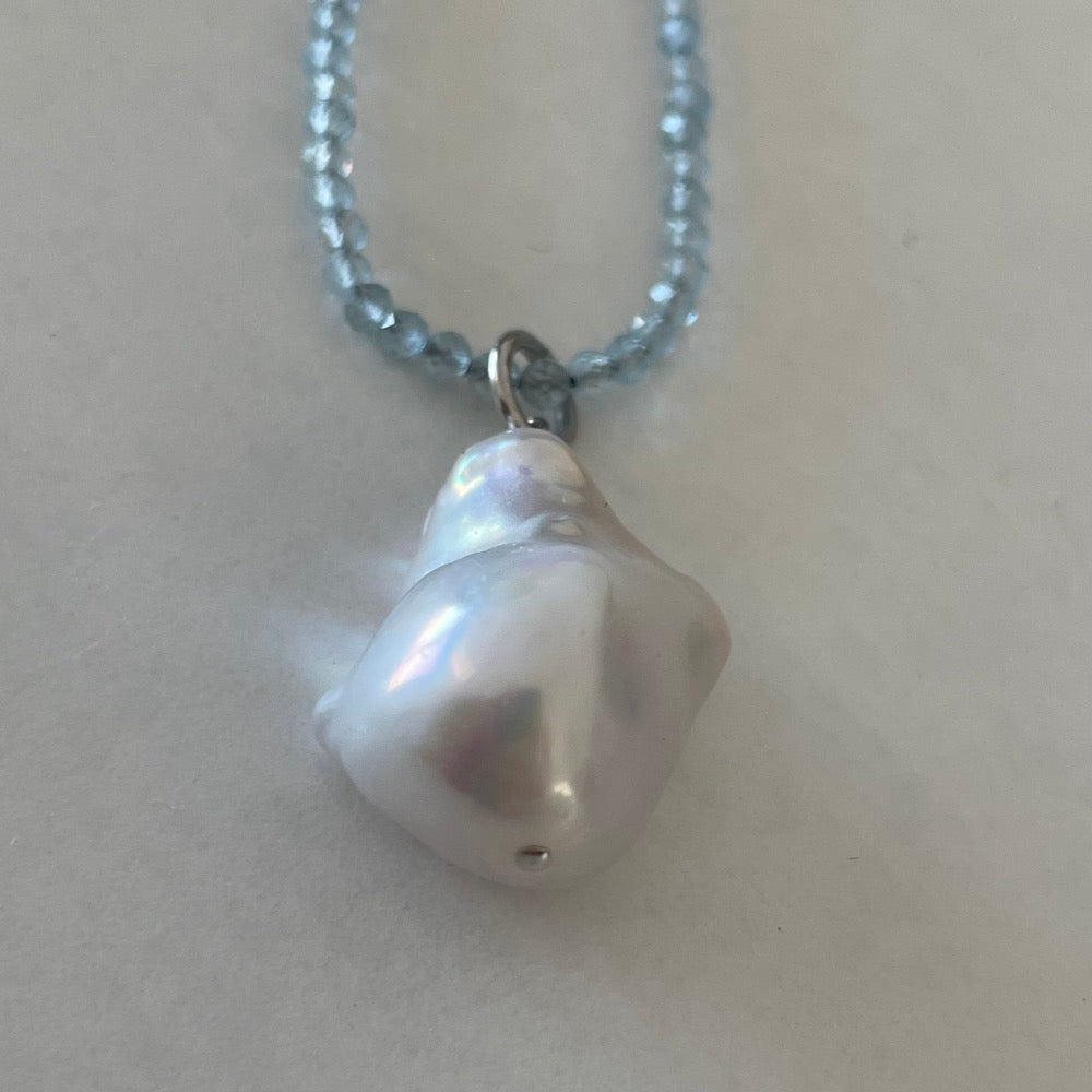 Collier van aquamarijn met barokparel close up