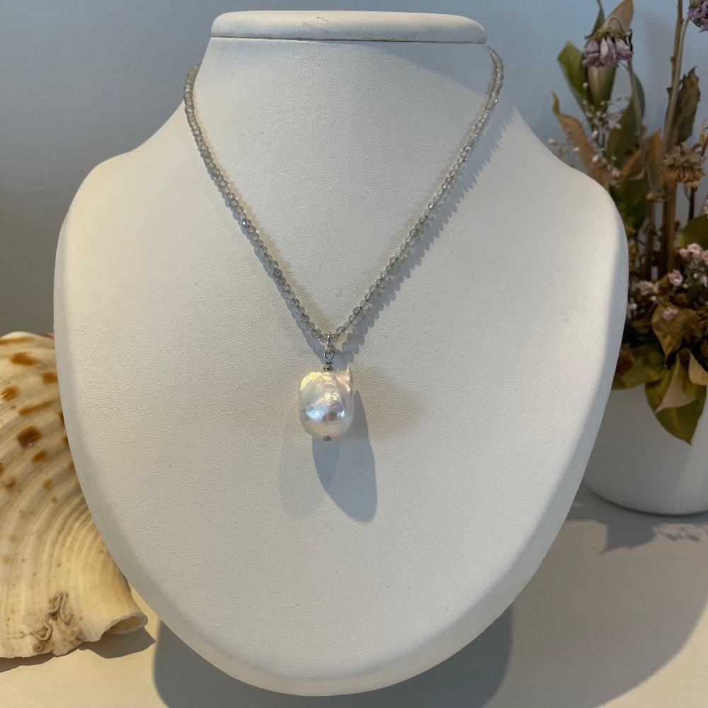 Collier van labradoriet met barokparel