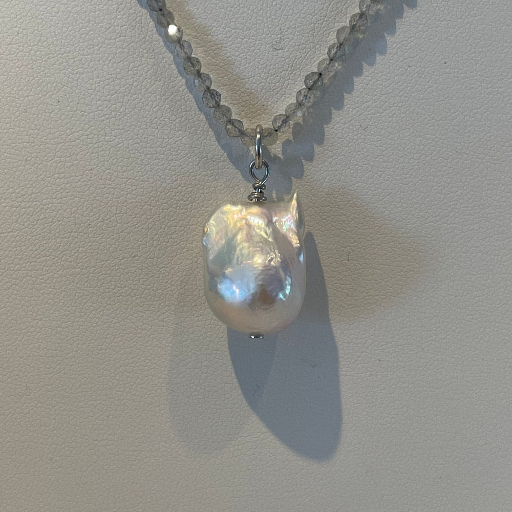Collier van labradoriet met barokparel close up