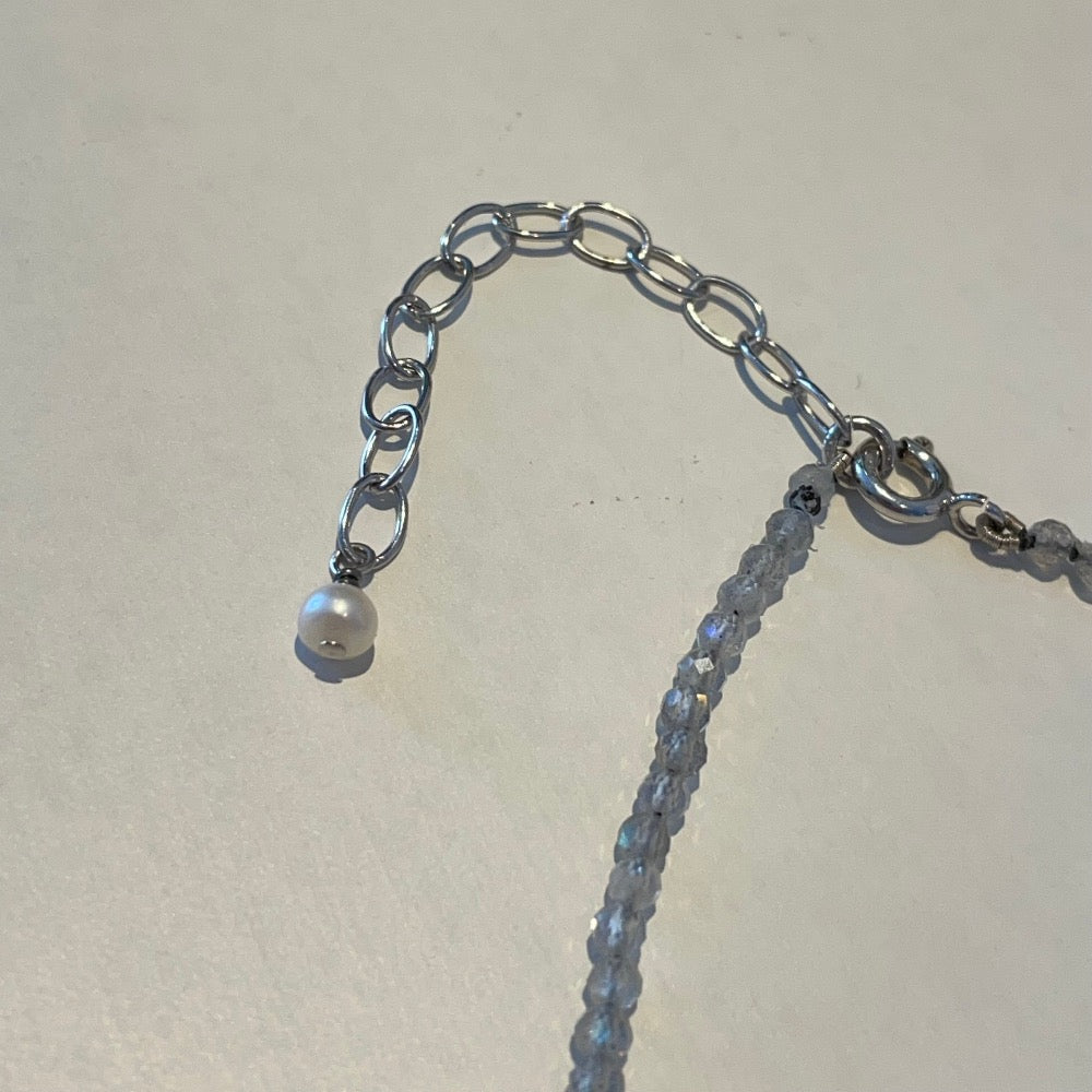 zilveren sluiting en verlengstuk Collier van labradoriet met barokparel