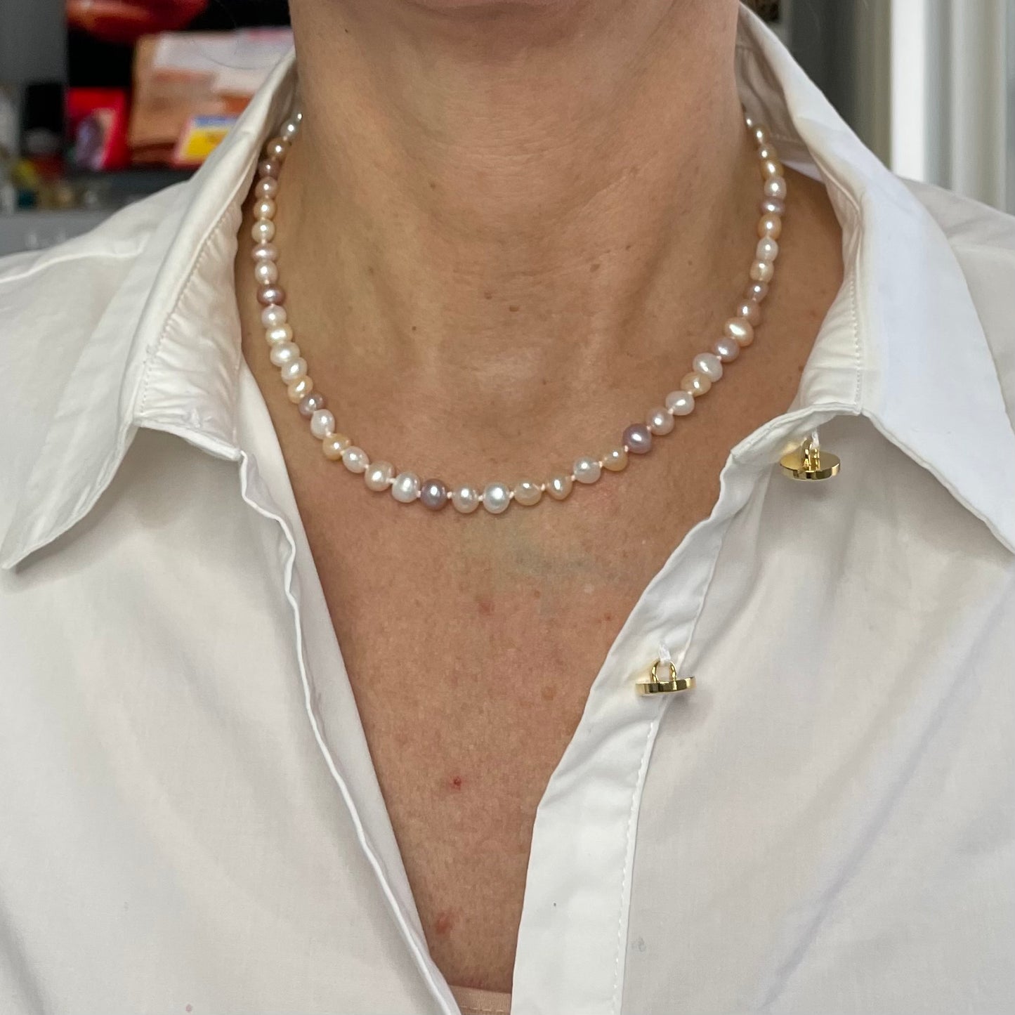 collier multicolor zoetwaterparels op de hals