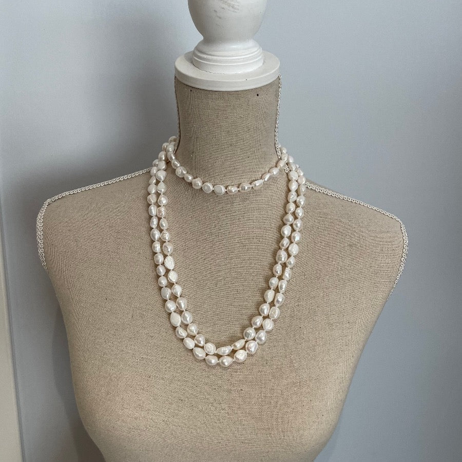 Lange collier met witte barokke zoetwaterparels optie 2