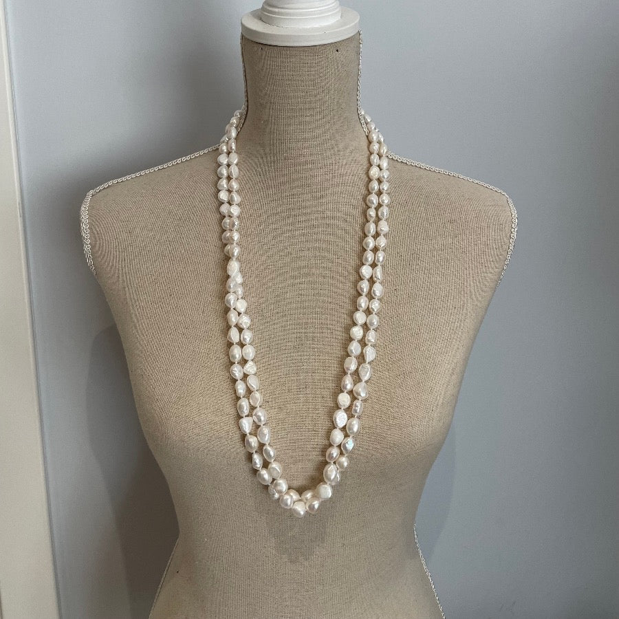 Lange collier met witte barokke zoetwaterparels optie 3