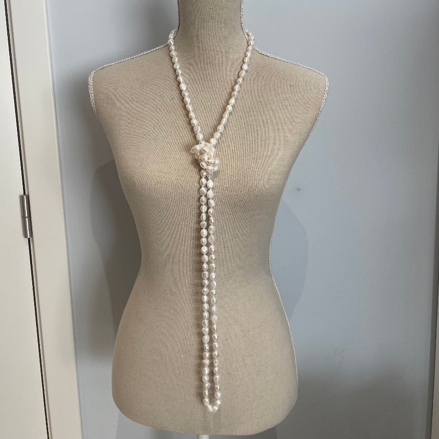 Lange collier met witte barokke zoetwaterparels optie 5