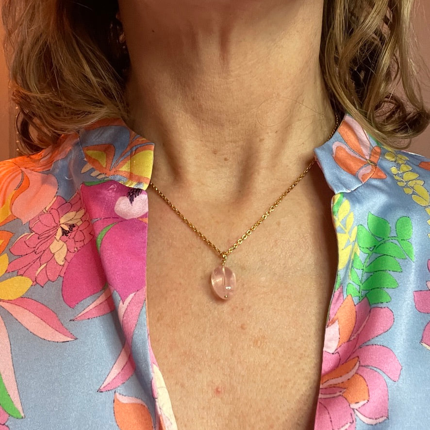 Vergulde ketting met rozenkwarts op hals