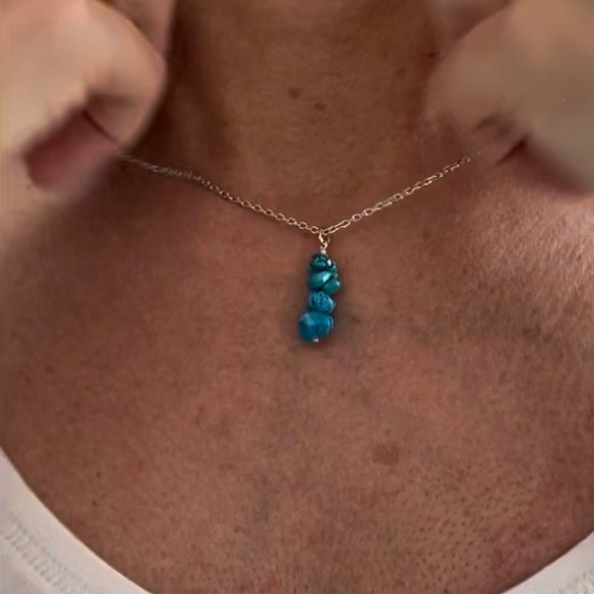 Vergulde ketting met helende steen turkoois op hals