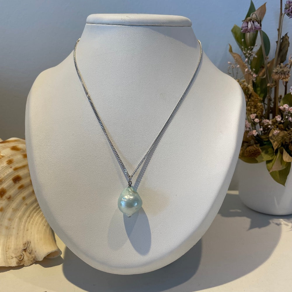Zilveren ketting met barokparel in mint