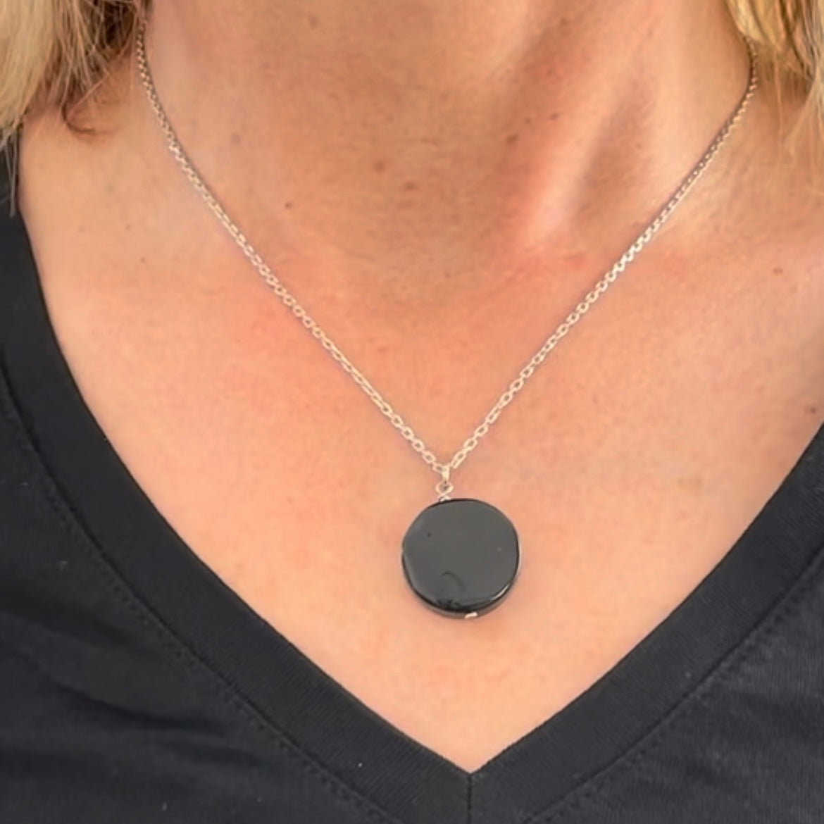 zilveren ketting met helende steen zwarte onyx op hals