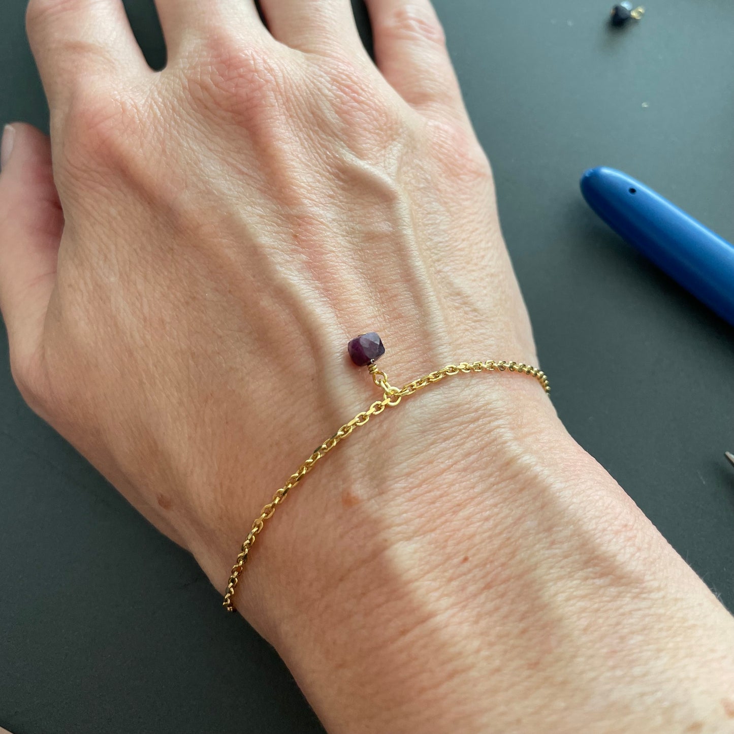 armband met geboortesteen robijn van de maand juli