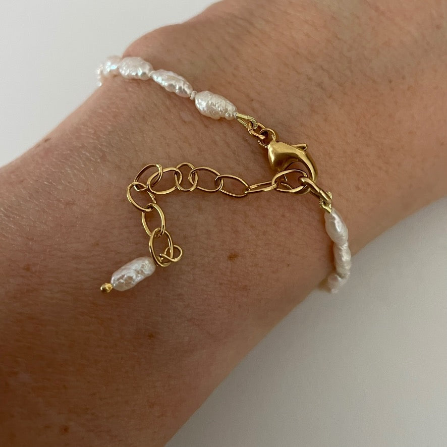 armband met rijstparels en verlengketting op pols