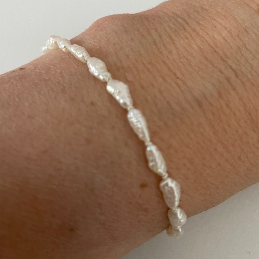 armband met rijstparels op pols