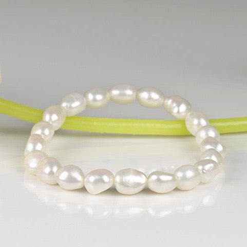 armband met witte barok parels op steel van bloem