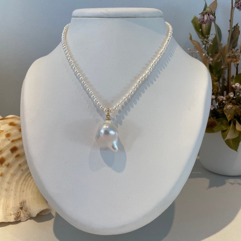 collier van zoetwaterparels met barokparel