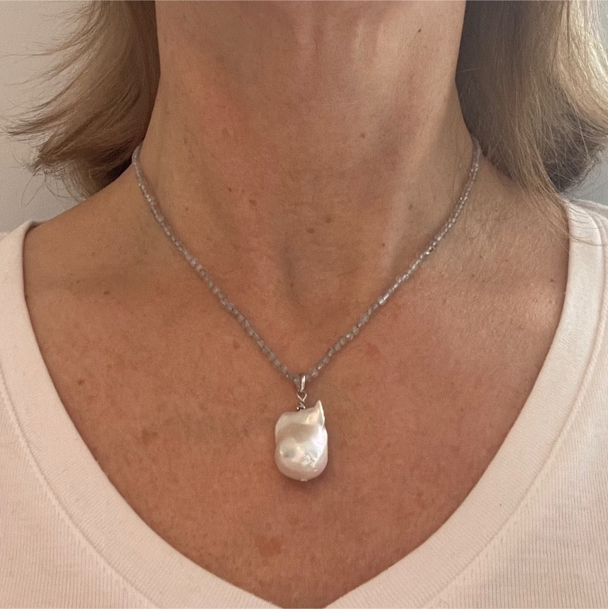 Collier van labradoriet met barokparel