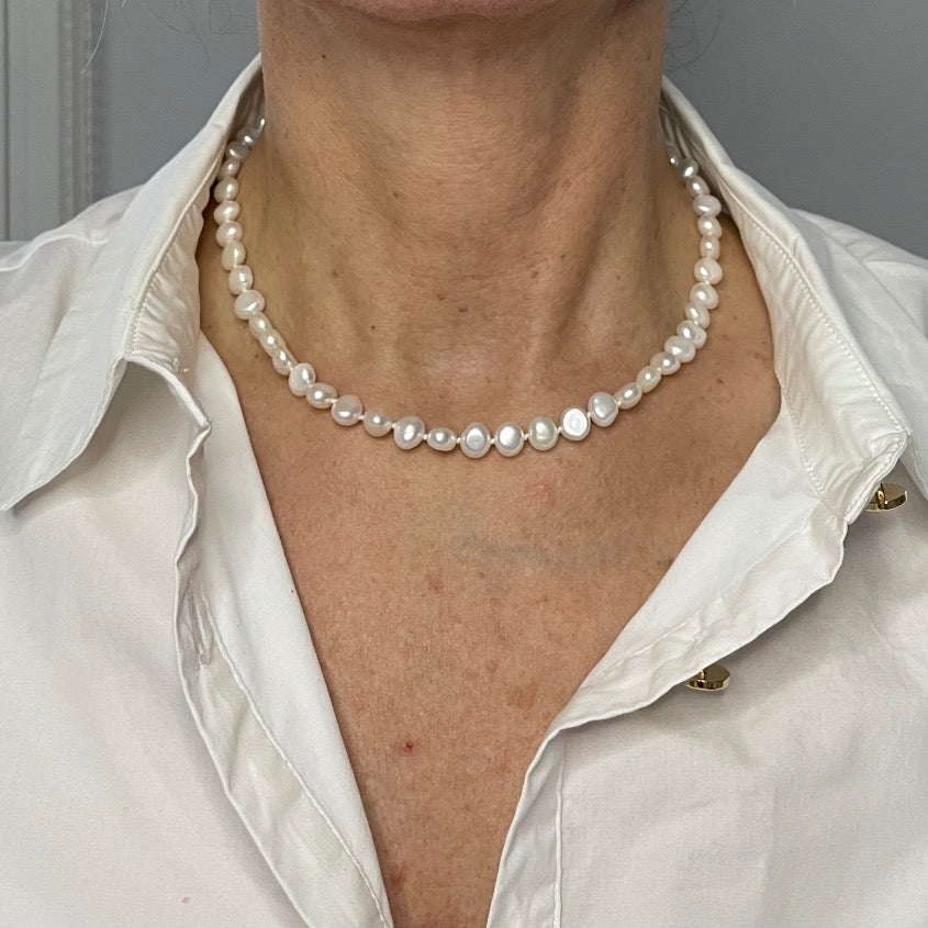 collier klein witte barok zoetwaterparels op de hals