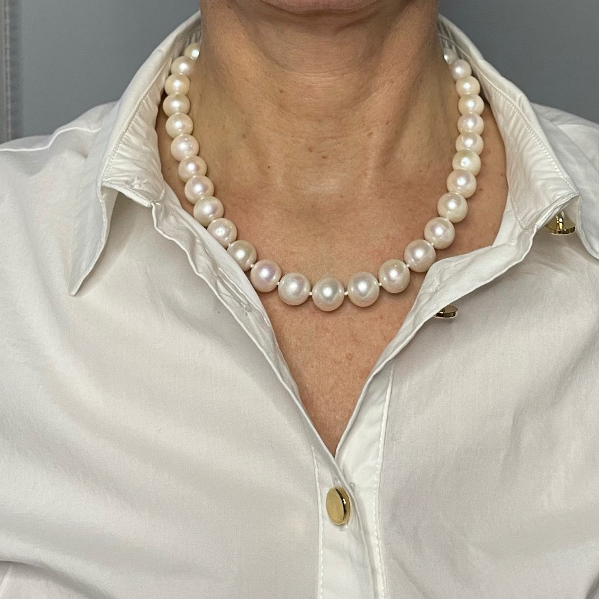 collier witte zoetwaterparels 12 mm op de hals