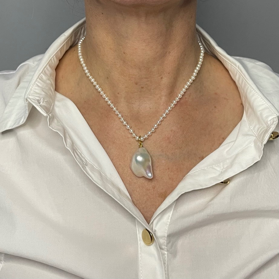 collier van zoetwaterparel met barok parel op de hals