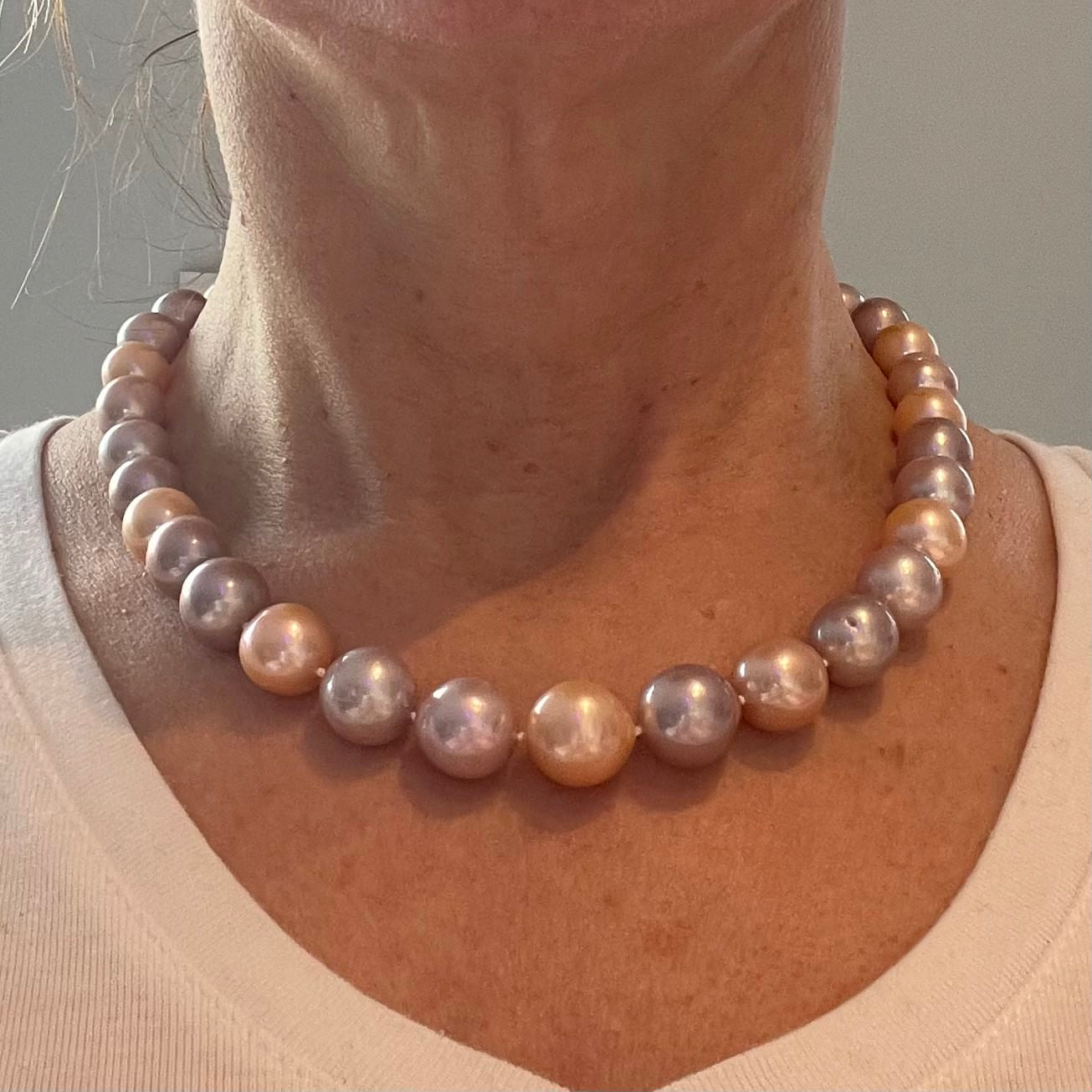 collier met roze en lavendel parels op hals