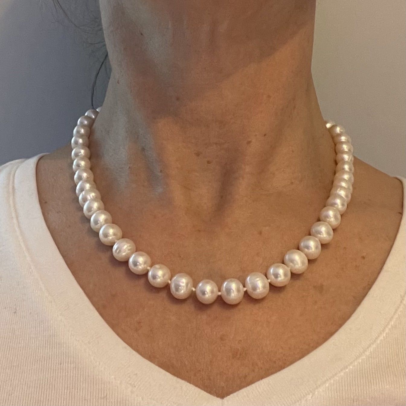 collier met witte zoetwaterparels 9 mm op hals