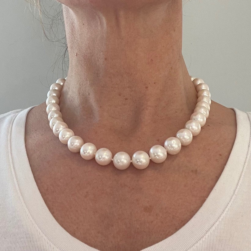 Collier met grote witte parels op hals