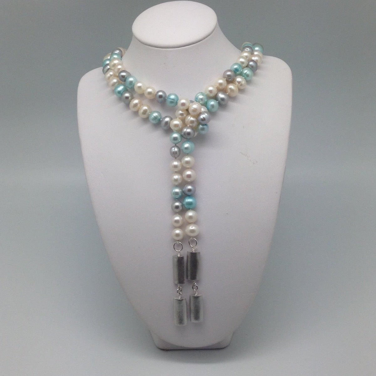 Collier met witte, grijze en blauwe zoetwaterparels op buste
