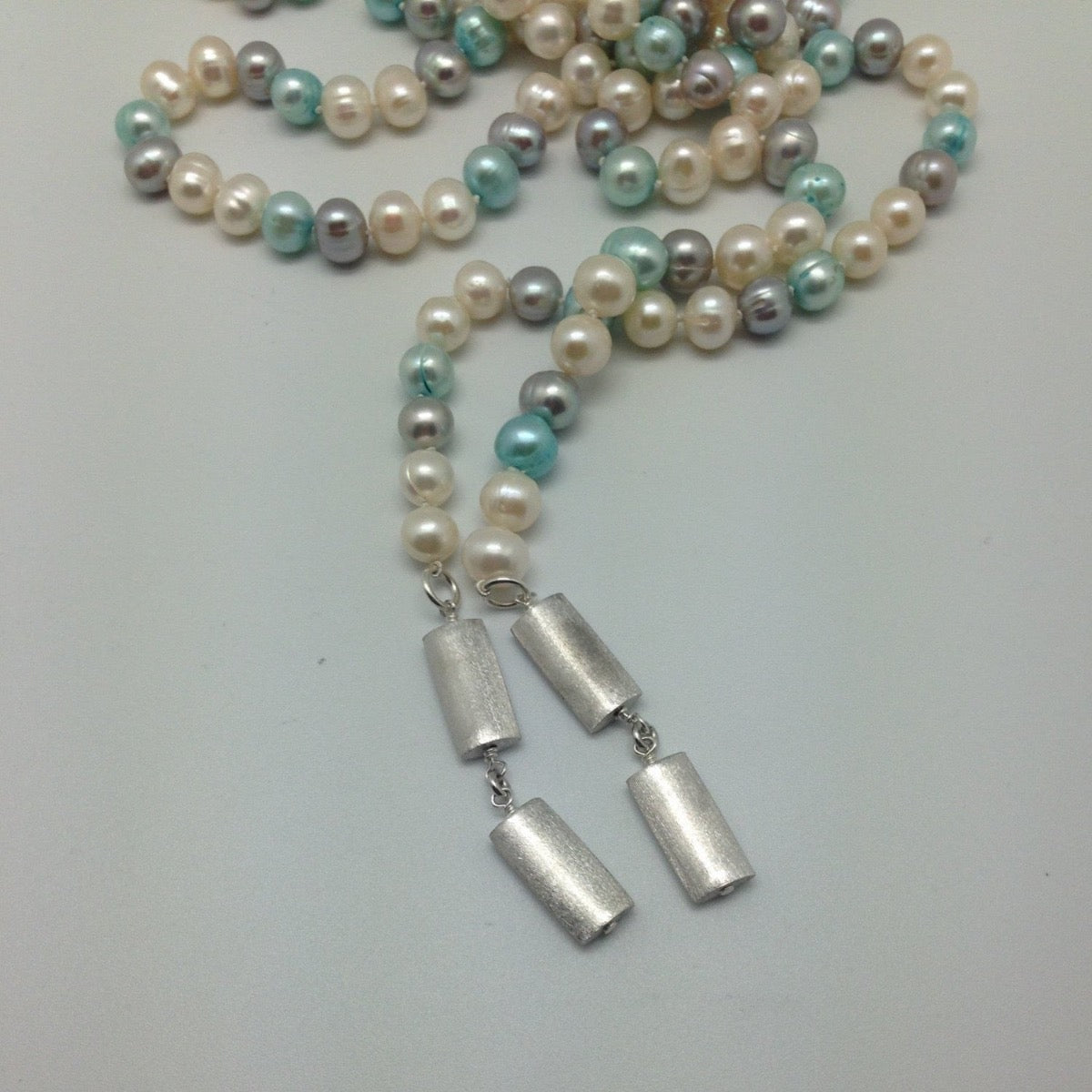 Collier met witte, grijze en blauwe zoetwaterparels te dragen als sjaal